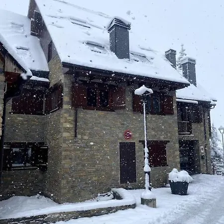 Duplex Con Encanto En Y Guarda Esquies アパート *